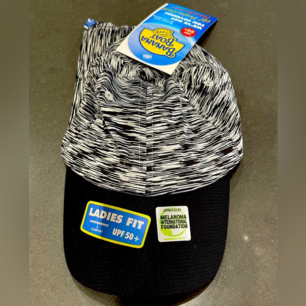 NWT-BANANA BOAT UPF50+ UV PROTECTED BILLED HAT. BLACK/WHITE. Hook & Loop Close!